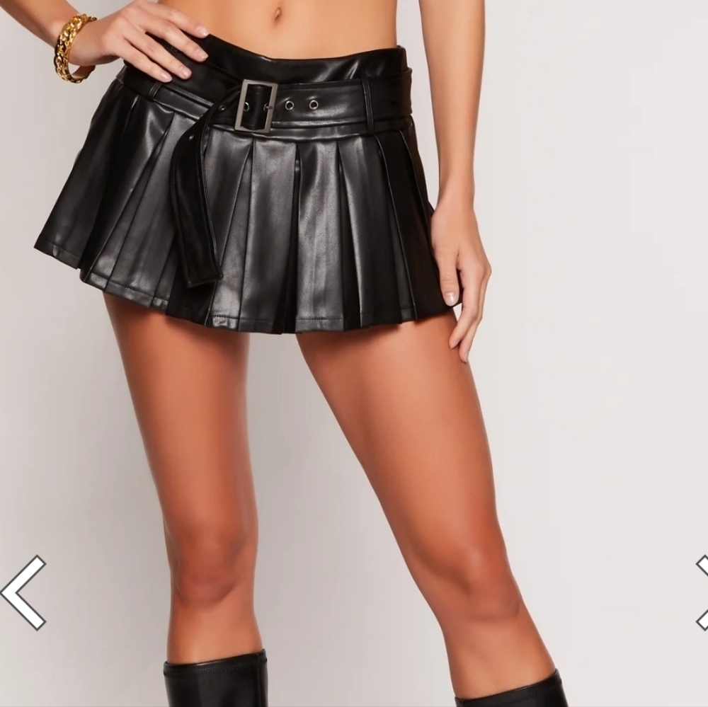 Haute Monde Faux Leather Belted Pleated Skort. Black. Size Medium. New.Mi…